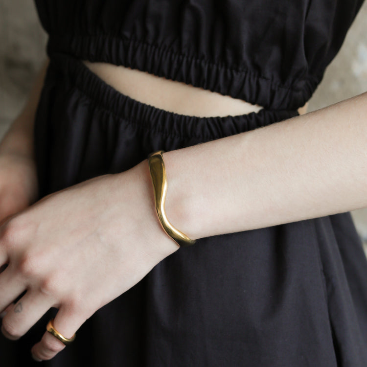 tilt bangle